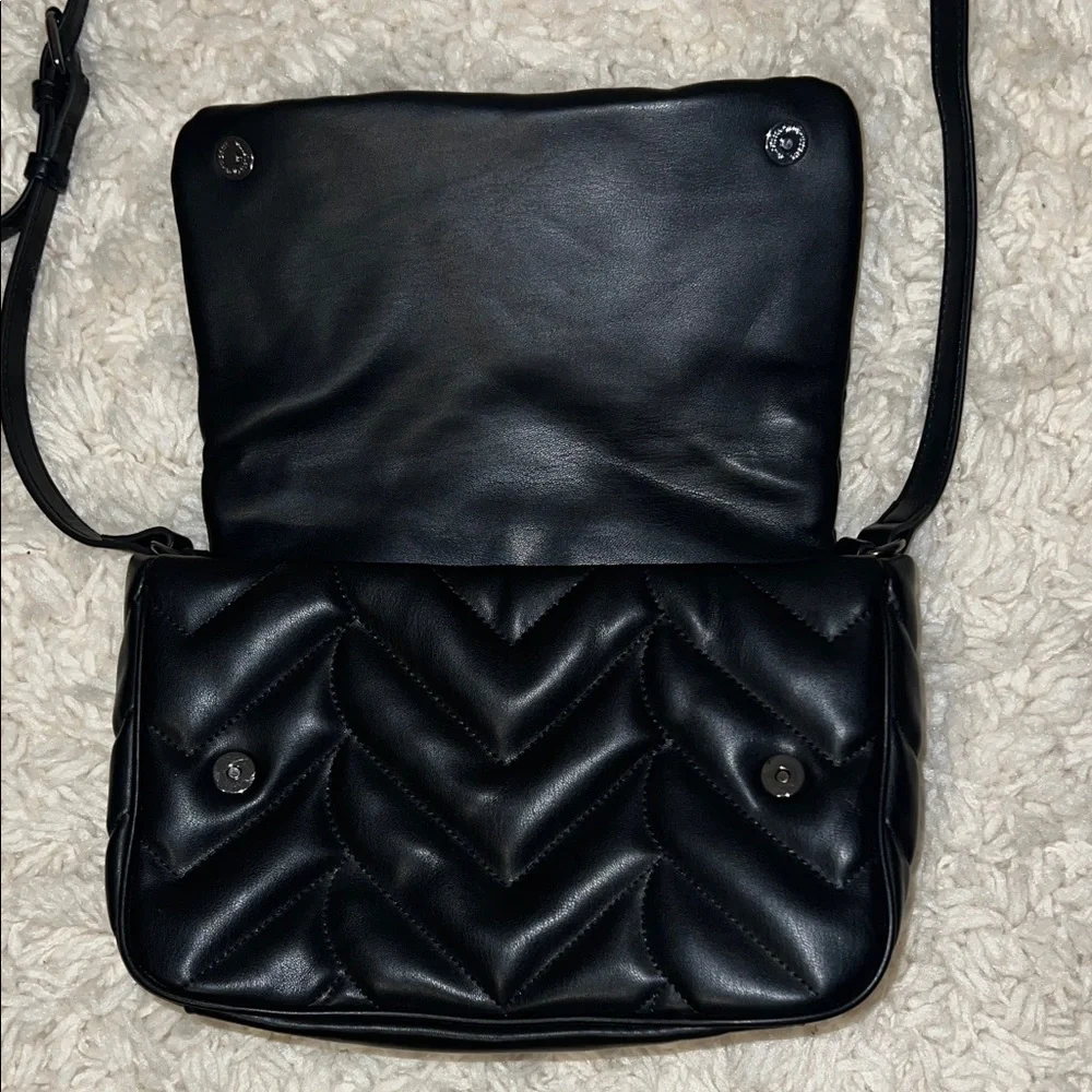 Simply Vera Vera Wang Black Quilted Crossbody Bag - Picture 5 of 7
